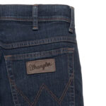 WRANGLER-Men's Jeans TEXAS Regular Straight Blue Black. Μαλακό παντελόνι σε σκούρο χρώμα ψηλό καβάλο με φερμουάρ στο κλείσιμο και ίσια γραμμή. Πρόκειται για το best seller μιας από τις πιο αναγνωρισμένες εταιρείες το χώρο του τζιν.  Η πρώτη επιλογή για τον άνδρα που αναζητά την άνεση και την κομψότητα. Σύνθεση 82% cotton 15% polyester 3% elastane