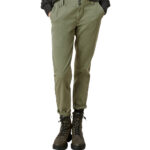Casual Chinos Regular Strech Olive, Mid rise, Slim leg. Γυναικείο βαμβακερό παντελόνι με διπλό εξωτερικό κουμπί στη ζώνη και σε γραμμή chinos. Καθημερινό ύφος για άνεση όλη μέρα, σε ανοιχτό χακί χρώμα. Το πανί του είναι μαλακό και έχει την ιδιότητα να αναπνέει. Material composition 98% cotton, 2% elastane. WE CARE: Items with other sustainable properties that go beyond our minimum standards are marked with the WE CARE label.
