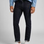 Regular Straight Jeans DAREN ZIP Fly Raw Blue Blacκ Lee Ανδρικό τζιν σε κανονική ίσια γραμμή. Μεσαίο καβάλο που κλείνει με φερμουάρ και κουμπί. Πολύ σκούρο μπλε χρώμα χωρίς καμία επεξεργασία . Το μεγάλο του πλεονέκτημα είναι η ποιότητα στο ύφασμα που αναπνέει και ακολουθεί Eco-friendly κανόνες στην παραγωγή και την επεξεργασία του. Σας το προτείνουμε επίσης για το διαχρονικό του στιλ και την άνεση στην εφαρμογή. Εκτός από casual outfit μπορεί να υποστηρίξει και βραδινούς συνδυασμούς με τα αγαπημένα σας πουκάμισα και πανωφόρια.