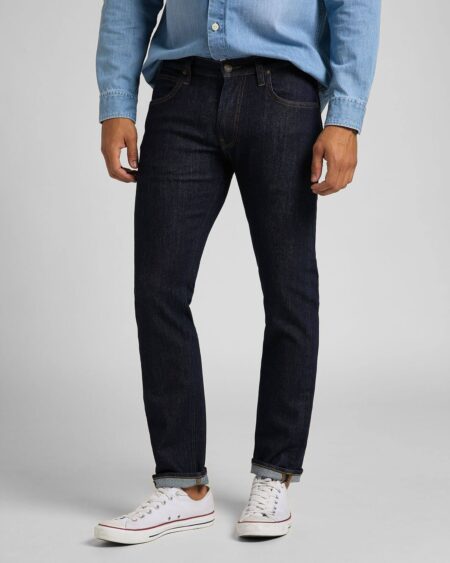 Regular Straight Jeans DAREN ZIP Fly Raw Blue Blacκ Lee Ανδρικό τζιν σε κανονική ίσια γραμμή. Μεσαίο καβάλο που κλείνει με φερμουάρ και κουμπί. Πολύ σκούρο μπλε χρώμα χωρίς καμία επεξεργασία . Το μεγάλο του πλεονέκτημα είναι η ποιότητα στο ύφασμα που αναπνέει και ακολουθεί Eco-friendly κανόνες στην παραγωγή και την επεξεργασία του. Σας το προτείνουμε επίσης για το διαχρονικό του στιλ και την άνεση στην εφαρμογή. Εκτός από casual outfit μπορεί να υποστηρίξει και βραδινούς συνδυασμούς με τα αγαπημένα σας πουκάμισα και πανωφόρια.