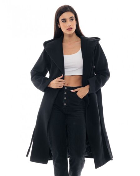 Ladies Long Hoody Coat Black. Γυναικείο άκρως θηλυκό και κομψό μακρύ παλτό από την Biston. Αν το μαύρο είναι το αγαπημένο σου χρώμα, τότε αυτό το μαύρο παλτό θα σε συνοδεύει μέρα, νύχτα. Φόρεσε το πάνω από ένα βραδινό επίσημο φόρεμα, ένα κοστούμι γραφείου ή με το ροκ black jean και τα αρβυλάκια σου. Θα δείχνει πάντα το κατάλληλο πανωφόρι. Χαρακτηριστικά -Κλείσιμο με κουμπί και ζώνη -Ενσωματωμένη κουκούλα