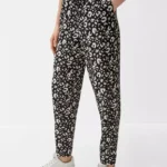 All-over Print Viscose Trousers Black and White. Elastic waistband,Fit: relaxed. Fabric: Viscose-Quality: lightweight. MATERIAL COMPOSITION -100% viscose