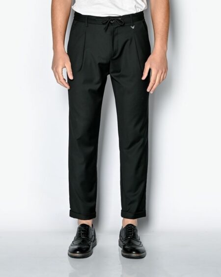 Smart Casual Chino Pants Black Carrot Slim. Κομψό, υφασμάτνο ανδρικό παντελόνι brokers με κορδόνι στην μέση, σε μαύρο χρώμα. Ύφασμα εξαιρετικής ποιότητας με τέλεια εφαρμογή στο σώμα. Ιδανικός συνδυασμός με t-shirt ή πουκάμισο για να ολοκληρώσεις μια προσεγμένη εμφάνιση με μοναδικό στυλ. Σε carrot fit που τονίζει τη μέση και το πίσω μέρος του παντελονιού χαρίζοντας μοντέρνο κόψιμο μέχρι το ύψος των αστραγάλων. Σύνθεση 80% polyester-18%viscose-2% elastane.