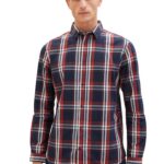 Checked Casual Shirt Navy and Red. Ανδρικό καρό πουκάμιοσο από βαμβακερό ύφασμα κατάλληλο για όλες τις εποχές. Σκούρο μπλε, κόκκινο και εκρού αποχρώσεις, ενας αρμονικός συνδυασμός με διαχρονικό χαρακτήρα. Κανονική γραμμή, με μαλακό γιακά. Short description : Regular fit, long-sleeved, with a kent collar and a button tab. In a check pattern, with a logo label, made of soft cotton. Care instructions 40°C coloured wash, Do not bleach, Do not tumble dry, Hot Iron, Do not dry-clean. Material 100% cotton