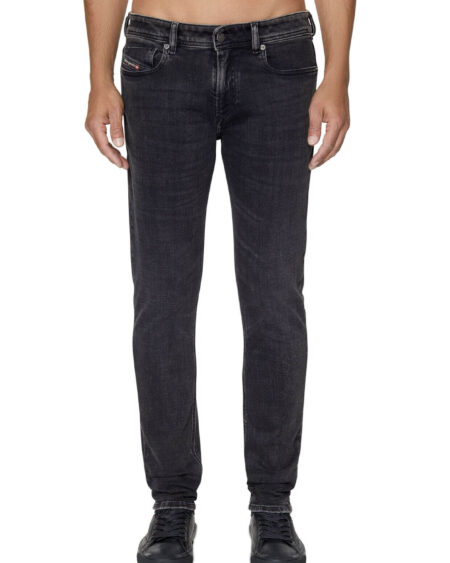 Skinny Jeans 1979 Sleenker Black Grey. Ανδρικό τζιν παντελόνι με χαμηλό καβάλο που κλείνει με φερμουάρ και κουμπί. Εφαρμοστή γραμμή. Μαύρη απόχρωση με αμμοβολή, που αναδυκνύει πολλά look σε όλες τις εποχές. Product description Skinny style with a low waist and regular-length, narrow leg from thigh to ankle, designed with a punk-rock attitude in mind. It's rendered in a dark grey wash crafted from super stretch fabric.