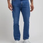 70s BOOTCUT Jeans Blue Shadow Mid. Ανδρικό τζίν παντελόνι σε γραμμή καμπάνας. Μεσαίο καβάλο που κλείνει με φερμουάρ και κουμπί. Διαχρονικό μπλε χρώμα σε μέτρια απόχρωση. Καθημερινό ύφος, άνετο ύφασμα που αναπνέει. Σύνθεση 99% Cotton 1% Elastane.