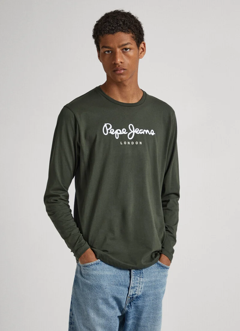 Long Sleeved T-Shirt EGGO Olive. Ανδρικό μακό μπλουζάκι με μακρύ μανίκι. Χακί χρώμα με τυπωμένο λευκό λογότυπο στο  στήθος. Iδανικό κομμάτι για να φορεθεί και μέσα από casual πουκάμισα, σακάκια και φούτερ. Βασικός και συνεχιζόμενος οδηγός της Pepe London.PRODUCT DETAILS - Portobello T-shirt in soft fabric- Regular Fit -Long sleeves- Round collar- Solid colour - PEPEJEANS logo printed on the chest- Manufactured using 100% sustainable cotton. CARE -Do Not Bleach -Machine Wash 30C Low Temperature Tumble Dry Allowed - Do Not Dry Clean -Cold Iron, 110C Maximum. COMPOSITION 100% Cotton