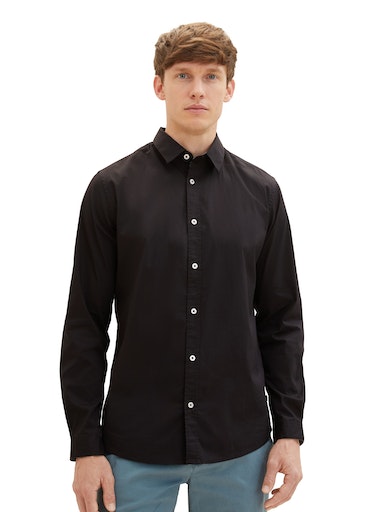 Stretch Poplin Shirt Black. Regular Fit. Ανδρικό ελαστικό βαμβακερό πουκάμισο σε κανονική γραμμή. Μαύρο χρώμα και εκρού κουμπιά. Φόρεσέ το στο γραφείο, στη δουλεία ή για βραδινή έξοδο. Κομψό και διαχρονικό ύφος. Short description * long-sleeved, with a kent collar and button tab * Regular fit * made of soft cotton. Care instructions 30°C fine wash, Do not bleach, Do not tumble dry, Iron at low temperature, Do not dry-clean. Material 98% cotton, 2% elastane