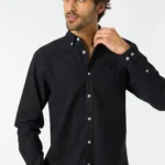 Casual Cottοn Shirt TOMMY Black, Regular Fit. Ανδρικό καθημερινό βαμβακερό πουκάμισο σε κανονική γραμμή και μια τσέπη. Μαύρο χρώμα και εκρού κουμπιά. Σταθερό ύφασμα από 100% βαμβάκι. Φόρεσέ το κλειστό για βραδινή έξοδο ή ανοιχτό με t-shirt για πιο χαλαρή εμφάνιση.