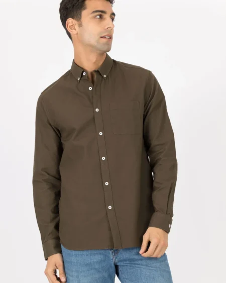 Casual Cottοn Shirt TOMMY Olive, Regular Fit. Ανδρικό καθημερινό βαμβακερό πουκάμισο σε κανονική γραμμή και μια τσέπη. Σκούρο λαδί χρώμα και εκρού κουμπιά. Σταθερό ύφασμα από 100% βαμβάκι. Φόρεσέ το κλειστό για βραδινή έξοδο ή ανοιχτό με t-shirt για πιο χαλαρή εμφάνιση.