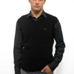 Sleevless Cotton Jumper Black. Ανδρική πλεκτή καζάκα σε μαύρο χρώμα. Κλασικό και διαχρονικό σχέδιο με ένα διακριτικό σκούρο γκρι κέντημα το σήμα της εταιρίας. Διαθέτει V-λαιμόκοψη ώστε να εφαρμόζει άψογα το πουκάμισο από μέσα. Σύνθεση 100% βαμβάκι. 