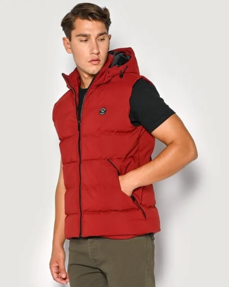 Design Sleeveless Jacket Deep Red. Νεανικό ανδρικό αμάνικο μπουφάν Brokers σε σκούρο κόκκινο χρώμα και ματ υφή. Σε κανονική Regular γραμμή που ταιριάζει με τους περισσότερους σωματότυπους. Casual ύφος που χαρίζει άνεση στις κινήσεις σου και κομψότητα σε κάθε look! Υψηλή ποιότητα στην σύνθεση και στην κατασκευή του, με ενισχυμένη επένδυση ωστε να σε διατηρεί ζεστό το χειμώνα. Διαθέτει Κεντρικό κλείσιμο με φερμουάρ, αποσπώμενη κουκούλα και ίσιο τελείωμα. Οι δύο εξωτερικές κλείνουν με φερμουάρ. Εσωτερικά η μια τσέπη κλείνει με φερμουαρ και η άλλη είναι από ελαστικό διχτάκι. Το μοντέλο έχει ύψος 1.86cm και φοράει Νο Large. Fabrics 100% polyester.