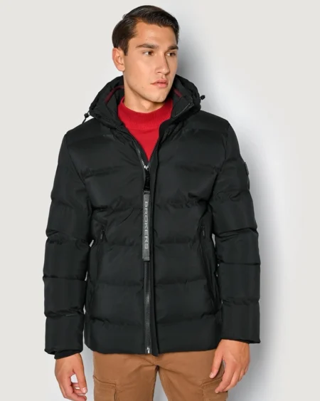 Winter Straight Jacket Black. Νεανικό ανδρικό μπουφάν Brokers σε μαύρο χρώμα με μπορντό λεπτομέρεια στον γιακά από εξαιρετική ποιότητα στην συνθεση του χαρίζοντας υπεροχη αίσθηση και κομψότητα. Μπορεί να φορεθεί σε κάθε casual ντύσιμο είτε με φόρμα είτε με jean. Διαθέτει αποσπώμενη κουκούλα - Εξωτερικές και εσωτερικές τσέπες με φερμουάρ - Λάστιχο στα μανίκια Κεντρικό κλείσιμο με φερμουάρ Σε κανονική Regular εφαρμογή που ταιριάζει με τους περισσότερους σωματότυπους. Το μοντέλο έχει ύψος 1.86cm και φοράει Νο Large.