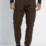 Pique Tapered Cargo Pants Ankle Khaki. Ανδρικό παντελόνι σκούρο χακί χρώμα με τσέπες στους μηρούς. Σε νεανική γραμμή, Carrot slim με λάστιχο στο τελείωμα και πικέ ύφασμα. Καθημερινό και άνετο ύφος για όλες τις ώρες της μέρας. Σύνθεση 98% cotton 2% elastane