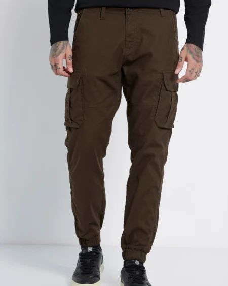 Pique Tapered Cargo Pants Ankle Khaki. Ανδρικό παντελόνι σκούρο χακί χρώμα με τσέπες στους μηρούς. Σε νεανική γραμμή, Carrot slim με λάστιχο στο τελείωμα και πικέ ύφασμα. Καθημερινό και άνετο ύφος για όλες τις ώρες της μέρας. Σύνθεση 98% cotton 2% elastane