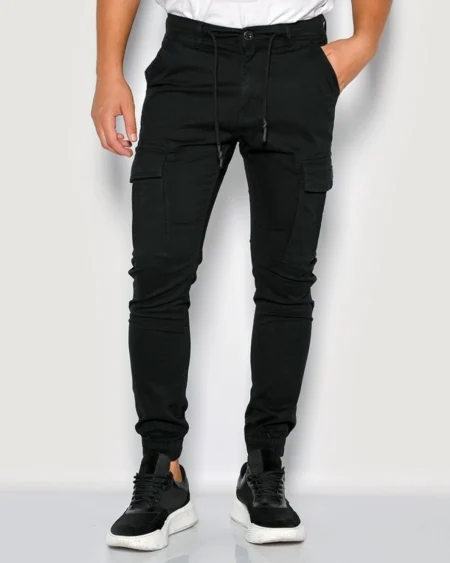 Tapered Cargo Pants Ankle Black. Ανδρικό παντελόνι μαύρο με τσέπες στους μηρούς. Σε νεανική γραμμή Nobuco, Carrot slim από την Brokers jeans. Διαθέτει κορδόνι στη μέση και λάστιχο στον αστράγαλο. Καθημερινό και άνετο ύφος για όλες τις ώρες της μέρας. Σύνθεση 98% cotton 2% elastane