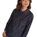 Denim Overshirt Jenna/r Vintage look Comfort Fit. Γυναικείο τζιν πουκάμισο σε σκούρο χρώμα χωρις επεξεργασία. Άνετη γραμμή και μήκος που καλύπτει λίγο γοφούς. Σύνθεση 100% cotton.
