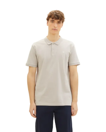 Mens Polo Pique Regular Fit Light Dove Grey. Ανδρικό μπλουζάκι πικέ με γιακά. Μονόχρωμο polo shirt σε ανοιχτό μπεζ γκρι. Regular Fit, minimal νεανικό ύφος και δροσερό βαμβακερό ύφασμα. Description: * short-sleeved with a polo collar and button tab * with soft and sustainable cotton * with a logo print. Materials 100% cotton
