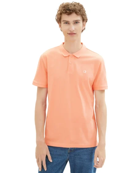 Mens Pique Polo Regular Fit Clear Coral Ανδρικό μπλουζάκι πικέ με γιακά. Μονόχρωμο polo shirt σε ανοιχτό κοραλλί. Regular Fit, minimal νεανικό ύφος και δροσερό βαμβακερό ύφασμα. Description:* short-sleeved with a polo collar and button tab * with soft and sustainable cotton * with a logo print. Materials 100% cotton