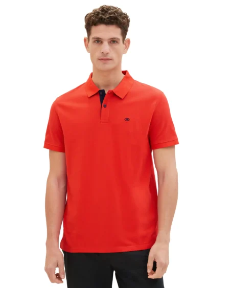 Basic Mens Polo Pique Regular Fit Red with Navy contrast Ανδρικό μπλουζάκι πικέ με γιακά. Μονόχρωμο κόκκινο κοραλλί με αντίθεση μπλε στην πατιλέτα. Regular Fit, minimal κλασικό ύφος και δροσερό βαμβακερό ύφασμα. Description : *a logo print on the front * short-sleeved with a polo collar and half a button tab * Regular fit * with organic cotton from sustainable cultivation * with rib on the hem edges * with rib on the collar and sleeve hem. Material 100% cotton.