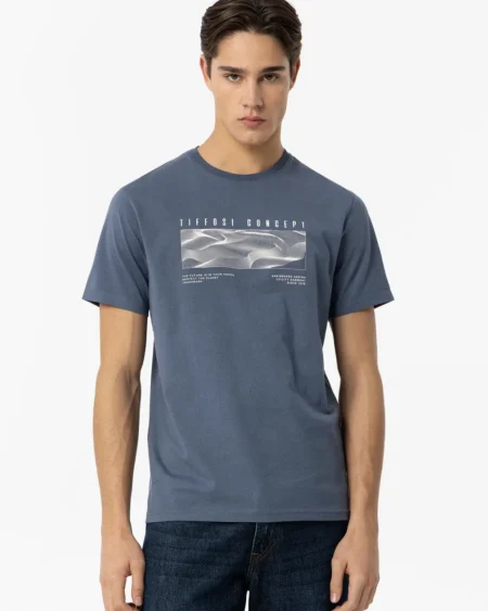Men Cotton Regular T-shirt RANDY Raf Blue. Ανδρική μπλούζα μακό με κοντό μανίκι. Μπλε ραφ χρώμα με στάμπα στο στήθος. Casual ύφος. Μαλακό και βαμβακερό ύφασμα σε κανονική γραμμή. Σύνθεση 100% βαμβάκι. Collection: Spring Summer 2024