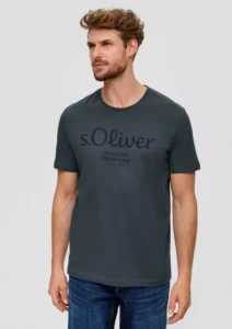 Men Cotton Regular Logo T-shirt Dark Grey. Ανδρικό μακό μπλουζάκι σε κοντό μανίκι. Μαλακό και ελαφρύ ύφασμα, σε κανονική γραμμή και στρόγγυλο λαιμό. Ανθρακί χρώμα με το λογότυπο της s. Oliver τυπωμένο μπροστά.