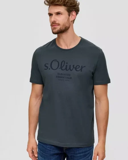 Men Cotton Regular Logo T-shirt Dark Grey. Ανδρικό μακό μπλουζάκι σε κοντό μανίκι. Μαλακό και ελαφρύ ύφασμα, σε κανονική γραμμή και στρόγγυλο λαιμό. Ανθρακί χρώμα με το λογότυπο της s. Oliver τυπωμένο μπροστά.