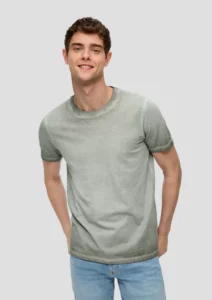Men Garment-dyed cotton Regular T-shirt Olive. Ανδρικό μακό μπλουζάκι σε κοντό μανίκι. Μαλακό και ελαφρύ ύφασμα, σε κανονική γραμμή και στρόγγυλο λαιμό. Χακί πετροπλυμένο χρώμα, μονόχρωμο απλό σχέδιο.