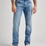 Men Mid Rise Slim Jeans RH8 Worn Light Blue. Ανδρικό παντελόνι τζιν σε στενή γραμμή και μεσαίο καβάλο. Ανοιχτό μπλε με διακριτικές φθορές. Μαλακό και ελαστικό ύφασμα. Νεανικό και casual ύφος.
