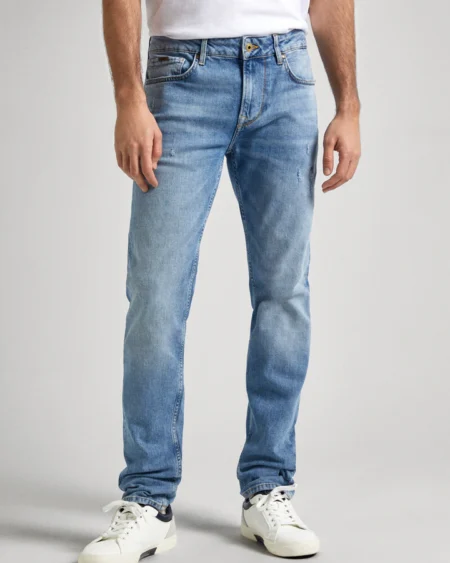 Men Mid Rise Slim Jeans RH8 Worn Light Blue. Ανδρικό παντελόνι τζιν σε στενή γραμμή και μεσαίο καβάλο. Ανοιχτό μπλε με διακριτικές φθορές. Μαλακό και ελαστικό ύφασμα. Νεανικό και casual ύφος.