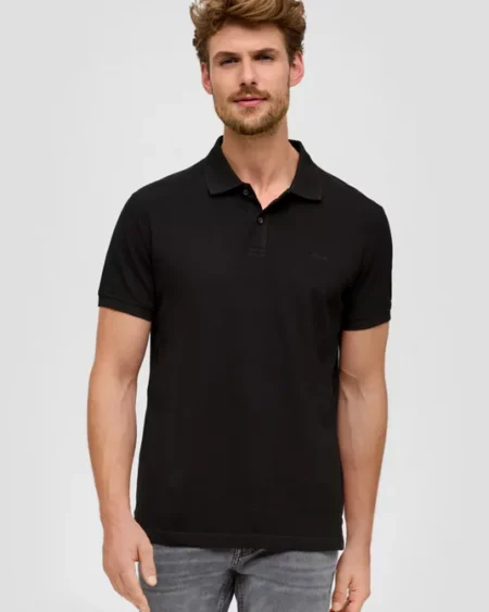 Men Pure Cotton Regular Polo Black. Ανδρική πικέ μπλούζα με κοντό μανίκι. Καθαρό μαύρο χρώμα με μικρό κεντημένο μαύρο λογότυπο. Casual & minimal ύφος, ταιριάζει με πολλά outfits. Μαλακό και βαμβακερό ύφασμα σε κανονική γραμμή.