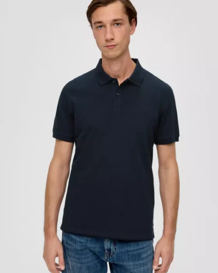 Men Pure Cotton Regular Polo Navy S'OLIVER. Ανδρική πικέ μπλούζα με κοντό μανίκι. Σκούρο μπλε χρώμα με μικρό κεντημένο λογότυπο. Casual & minimal ύφος, ταιριάζει με πολλά outfits. Μαλακό και βαμβακερό ύφασμα σε κανονική γραμμή.