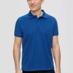 Men Pure Cotton Regular Polo Royal Blue. Ανδρική πικέ μπλούζα με κοντό μανίκι. Μπλε ρουά χρώμα με μικρό κεντημένο λογότυπο. Casual & minimal ύφος, ταιριάζει με πολλά outfits. Μαλακό και βαμβακερό ύφασμα σε κανονική γραμμή.