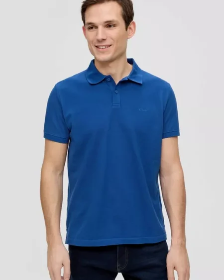 Men Pure Cotton Regular Polo Royal Blue. Ανδρική πικέ μπλούζα με κοντό μανίκι. Μπλε ρουά χρώμα με μικρό κεντημένο λογότυπο. Casual & minimal ύφος, ταιριάζει με πολλά outfits. Μαλακό και βαμβακερό ύφασμα σε κανονική γραμμή.