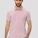 Men Pure Cotton Regular Polo Soft Rose. Ανδρική πικέ μπλούζα με κοντό μανίκι. Απαλό ροζ χρώμα με μικρό κεντημένο λογότυπο. Casual & minimal ύφος, ταιριάζει με πολλά outfits. Μαλακό και βαμβακερό ύφασμα σε κανονική γραμμή.