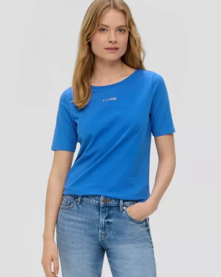 Woman Shinny Logo Regular T-shirt Royal Blue. Γυναικείο μπλε ρουά μακό μπλουζάκι με μικρό λογότυπο σε ασημί γυαλιστερή εκτύπωση. Κανονική γραμμή, με λίγη ελαστικότητα και στρόγγυλο λαιμό.