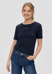 Woman Shinny Logo T-shirt Regular Fit Navy. Γυναικείο μπλε σκούρο μακό μπλουζάκι με μικρό λογότυπο σε ασημί γυαλιστερή εκτύπωση. Κανονική γραμμή, με λίγη ελαστικότητα και στρόγγυλο λαιμό.