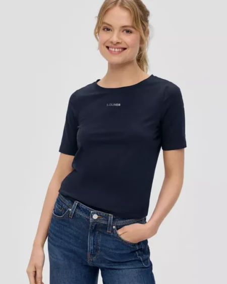 Woman Shinny Logo T-shirt Regular Fit Navy. Γυναικείο μπλε σκούρο μακό μπλουζάκι με μικρό λογότυπο σε ασημί γυαλιστερή εκτύπωση. Κανονική γραμμή, με λίγη ελαστικότητα και στρόγγυλο λαιμό.