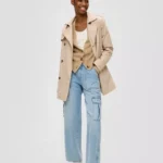 Woman Trench Tie-around Belt Coat Beige. Γυναικείο ημίκοντο πανωφόρι καπαρτίνα με ζώνη. Μπεζ χρώμα και βαμβακερό ύφασμα. DETAILS Pattern : plain Collar : lapel collar Fastener : buttons Sleeves : long sleeves Pockets : welt pocket Details : tie-around belt Style : classic look Occasion : Outdoor. Fit : Regular Fit Back length : approx. 82 cm in size S Length : short. MATERIAL Fabric : cotton Quality : high-quality Lining : taffeta lining Level of warmth : Not warm MATERIAL COMPOSITION Outer fabric: 100% Cotton; Lining: 100% Polyester.