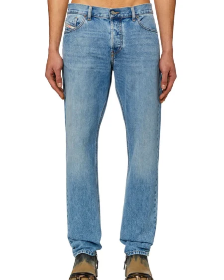 Men Regular Jeans D-SHARK Light Blue. Slim Fit , Straight Leg, Mid Waist. Ανδρικό τζιν παντελόνι από σταθερό ύφασμα. Μεσαίο καβάλο που κλείνει με φερμουαρ και κουμπί. Έχει κανονική εφαρμογή στους μηρούς και είναι ίσιο στο τελέιωμα. Η γαλάζια απόχρωσή του δείνει φωτεινό τόνο σε όλους τους συνδυασμούς. Η ομοιόμορφη επεξεργασία στο ξέβαμμα είναι κατάλληλη τόσο για casual όσο και για βραδινές εμφανίσεις. Materials 100% Cotton.
