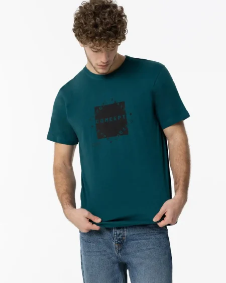 Mens Regular T-shirt EZEKIEL Emerald. Ανδρικό βαμβακερό μπλουζάκι με κοντό μανίκι και στρόγγυλη λαιμόκοψη. Κανονική γραμμή, σκούρο πετρολ χρώμα με μαύρη στάμπα μπροστά. Materials 100% cotton.