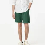 Mens Chinos Slim Shorts Verde- Medium Rise - Slim Thigh - Comfort . Ανδρική πράσινη βερμούδα ίσια με πλάγια τσέπη και στενή γραμμή. Μαλακό, ελαστικό και πολυτελές ύφασμα, που προσφέρει προσεγμένο look και άνεση στην κίνηση. MATERIAL COMPOSITION 98% cotton 2% elastan.