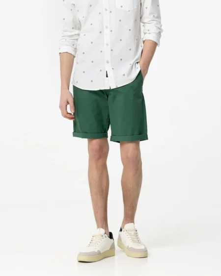 Mens Chinos Slim Shorts Verde- Medium Rise - Slim Thigh - Comfort . Ανδρική πράσινη βερμούδα ίσια με πλάγια τσέπη και στενή γραμμή. Μαλακό, ελαστικό και πολυτελές ύφασμα, που προσφέρει προσεγμένο look και άνεση στην κίνηση. MATERIAL COMPOSITION 98% cotton 2% elastan.