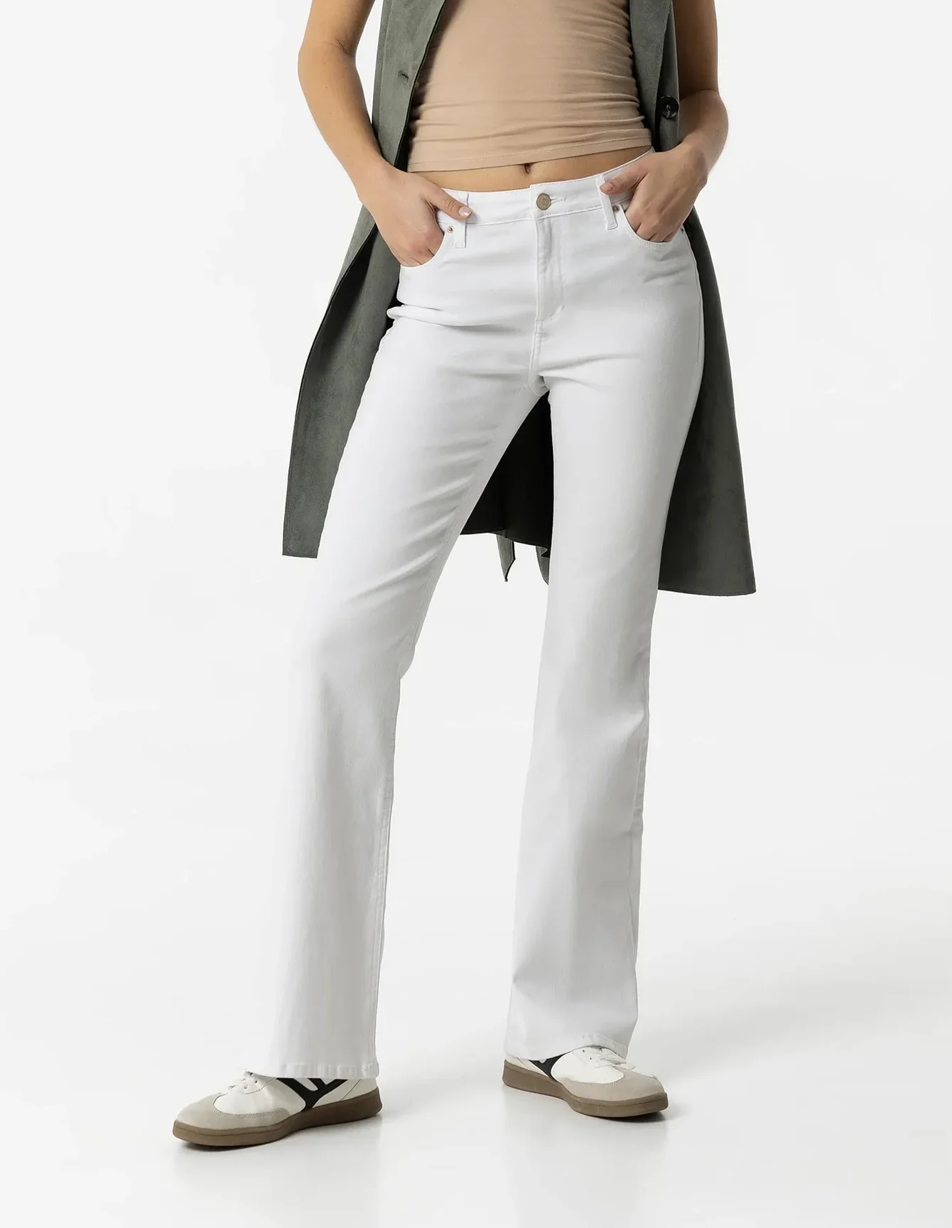 Woman Bootcut Jeans ZOE_44 White Denim. Γυναικείο λευκό τζιν παντελόνι από μαλακό και ελαστικό ύφασμα. Εφαρμόζει άψογα στους γοφούς και ανοίγει σε σχήμα καμπάνας στο τελείωμα. Ψηλό καβάλο που κολακεύει το γυναικείο σώμα. Συνδύασε το εύκολα μέρα και νύχτα. Materials 98% cotton 2% elastan.