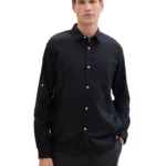 Mens Linen Shirt Relaxed Fit Black. Ανδρικό λινό πουκάμισο σε χαλαρή γραμμή και μακρύ μανίκι. Καθαρό μαύρο χρώμα με λευκά κουμπιά. Συνδύασέ το με βερμούδα, βαμβακερό ή λινό παντελόνι αλλά και τζιν. Δώσε στα summer outfits σου τον τύπο που σου ταιριάζει. Material :55% linen, 45% cotton