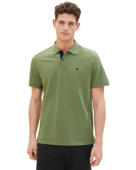 Mens Polo Pique Regular Fit Moss Green. Ανδρικό μπλουζάκι πικέ με γιακά. Μονόχρωμο πράσινο με αντίθεση μπλε στην πατιλέτα. Regular Fit, minimal κλασικό ύφος και δροσερό βαμβακερό ύφασμα.