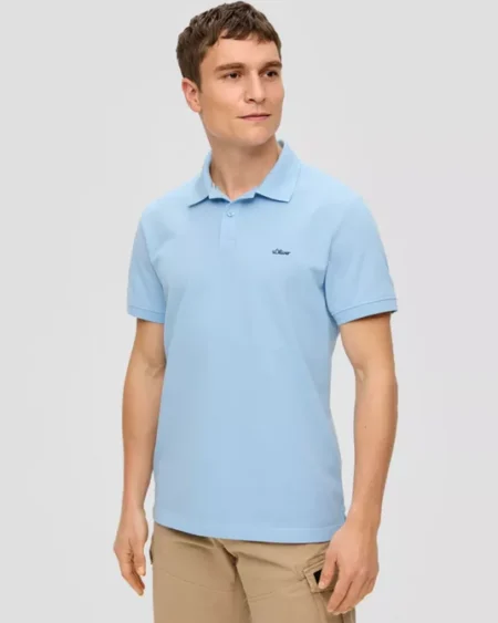 Mens Pure Cotton Regular Polo Light Blue. Ανδρική πικέ μπλούζα με κοντό μανίκι. Απαλό γαλάζιο χρώμα με μικρό κεντημένο μπλε λογότυπο. Casual & minimal ύφος, ταιριάζει με πολλά outfits. Μαλακό και βαμβακερό ύφασμα σε κανονική γραμμή.