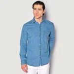 Mens Regular Fit Light Denim Shirt Blue. Ανδρικό τζιν πουκάμισο με μία τσέπη στο στήθος. Κανονική γραμμή, ανοιχτό μπλε χρώμα χωρίς αμμοβολή. Μαλακό βαμβακερό ύφασμα. Συνδύασέ το με chino παντελόνι για smart casual outfit ή ως πανωφόρι μια δροσερή μέρα της άνοιξης. Σύνθεση 100% cotton