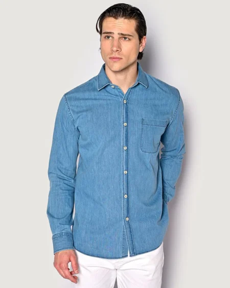 Mens Regular Fit Light Denim Shirt Blue. Ανδρικό τζιν πουκάμισο με μία τσέπη στο στήθος. Κανονική γραμμή, ανοιχτό μπλε χρώμα χωρίς αμμοβολή. Μαλακό βαμβακερό ύφασμα. Συνδύασέ το με chino παντελόνι για smart casual outfit ή ως πανωφόρι μια δροσερή μέρα της άνοιξης. Σύνθεση 100% cotton