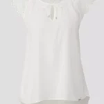 Woman Blouse with Broderie Anglaise Cream. Γυναικείο μπλουζάκι από μαλακή viscose. Κανονική γραμμή, με δαντέλα στον τελείωμα του ώμου. Neckline : V-neckline Fastener : ties Sleeves : sleeveless, cap sleeves Details : Broderie anglaise. Fit : Regular Fit Back length : Approx. 61.5 cm in size 36 Length : short. MATERIAL Fabric : woven fabric Quality : lightweight, flowing MATERIAL COMPOSITION Outer fabric: 100% Viscose.